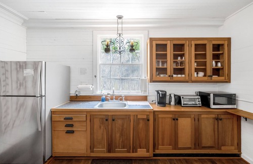 Historic Downtown Apalachicola Apartment | Spacious Family King Suite, Centrally Located