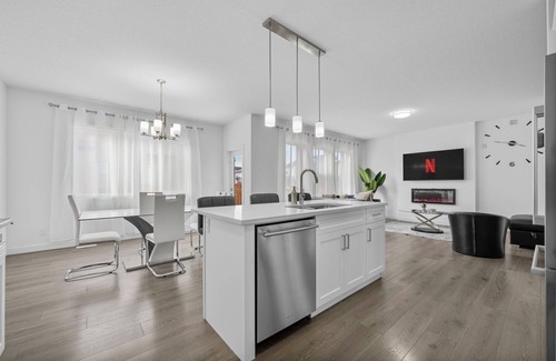West Edmonton House | Spacious Family Retreat Near West Edmonton Mall | Gym, Ravine, Trails, Netflix