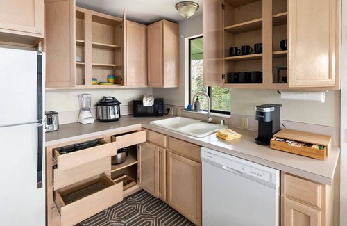 Freeland House | Spacious Family Retreat with Ocean View, Pet friendly