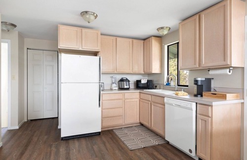 Freeland House | Spacious Family Retreat with Ocean View, Pet friendly