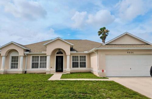 Vero Beach House | Spacious Family Retreat - Pet Friendly