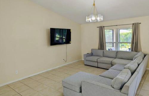 Vero Beach House | Spacious Family Retreat - Pet Friendly