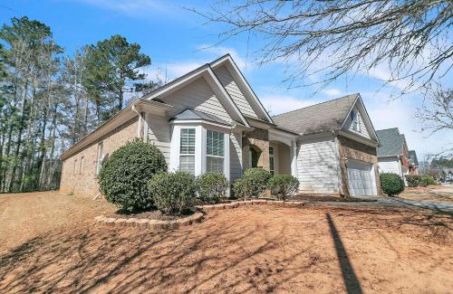 Cliftondale House | Spacious Family Retreat in Atlanta - Sleeps 10