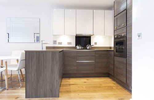 Island Gardens Apartment | Spacious family sized stylish apartment- with large balcony