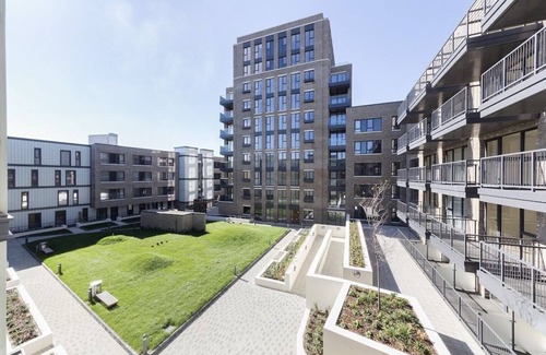 Island Gardens Apartment | Spacious family sized stylish apartment- with large balcony