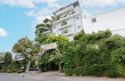District 12 House | Spacious Family Stay with Free Parking and Wifi