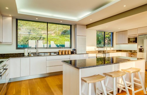 Camps Bay House | Spacious Family Villa w/Breathtaking Views (Ocean Pearl)