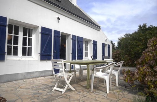 Sauzon House | Spacious Family Villa with Seafront Path, 400m from Sauzon Port, Large Garden, WiFi