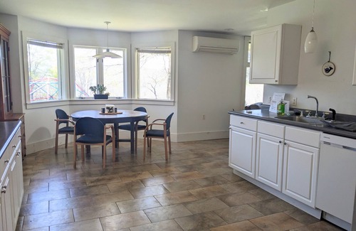 Simmonsville House | Spacious Farm with Mountain Views 30min to Bburg