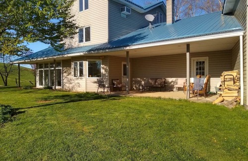 Simmonsville House | Spacious Farm with Mountain Views 30min to Bburg