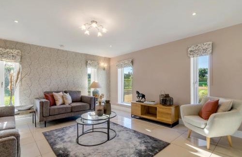 Hethel House | Spacious Farmhouse Near Thetford Forest
