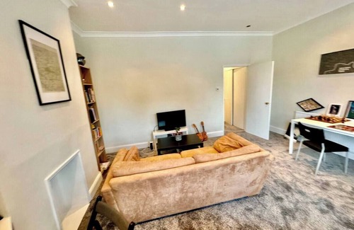 Ravenscourt Park Apartment | Spacious flat in Hammersmith 15min from center