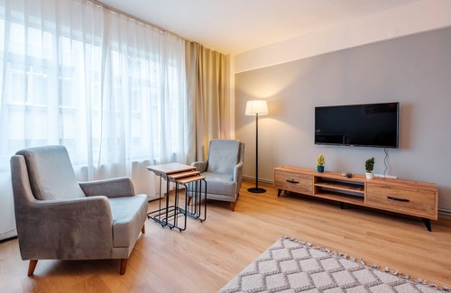 Moda Apartment | Spacious Flat w Balcony 4 min to Kadikoy Square