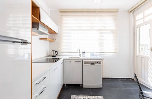 Goztepe Apartment | Spacious Flat with Balcony on Bagdat Street
