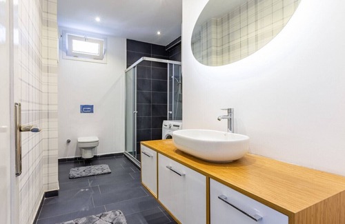 Goztepe Apartment | Spacious Flat with Balcony on Bagdat Street