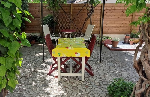 Ceret Apartment | Spacious flat with secluded garden in historic town between sea and mountains