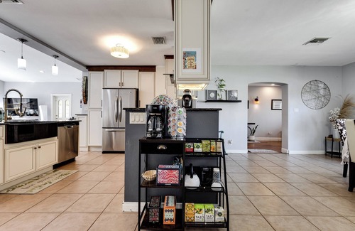 Deerfield Beach House | Spacious Florida 4BR Family Retreat with Amazing Pool & 2 King Beds near Beaches