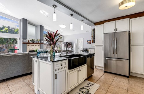 Deerfield Beach House | Spacious Florida 4BR Family Retreat with Amazing Pool & 2 King Beds near Beaches