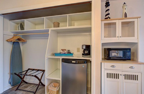 Otter Rock Apartment | Spacious Forest-View Suite with Balcony