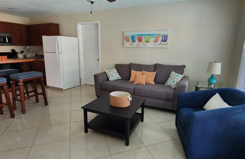 Central Oakland Park Villa | Spacious Full Ville-Family Friendly, 3 Private Apts w/Private Pool & Patio