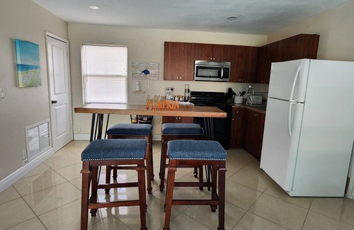 Central Oakland Park Villa | Spacious Full Ville-Family Friendly, 3 Private Apts w/Private Pool & Patio