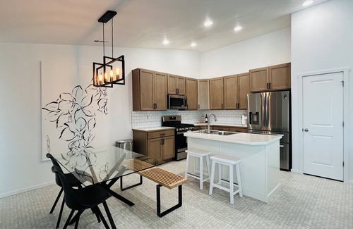 Pasco House | Spacious fully fenced yard, central location!