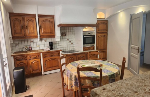 Saint-Chinian Villa | Spacious, fully renovated villa with large terraces, garden and barbecue.