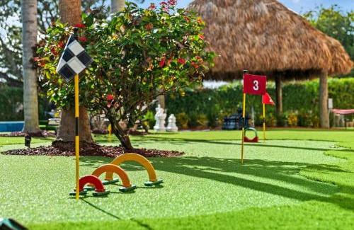 Ludlam House | Spacious Fun House with Games & Heated Pool L69
