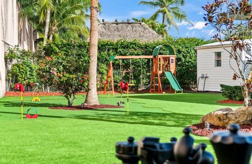 Ludlam House | Spacious Fun House with Games & Heated Pool L69