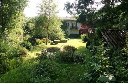 Escoutoux House | Spacious gîte near THIERS, 6 bedrooms, 14 people Self-catering cottage