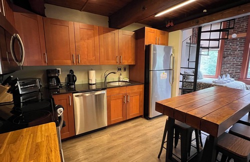 Gastown House | Spacious Gastown Loft with 20ft ceiling