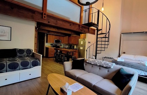 Gastown House | Spacious Gastown Loft with 20ft ceiling