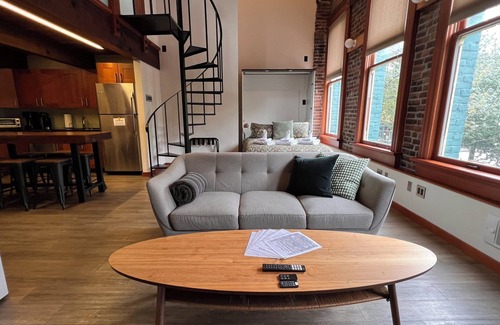 Gastown House | Spacious Gastown Loft with 20ft ceiling