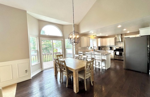 South Jordan House | Spacious Gathering Place 2x Living Rooms & Dining Rooms + Fenced Private Yard