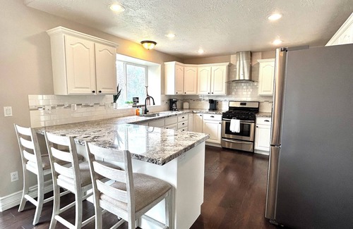 South Jordan House | Spacious Gathering Place 2x Living Rooms & Dining Rooms + Fenced Private Yard