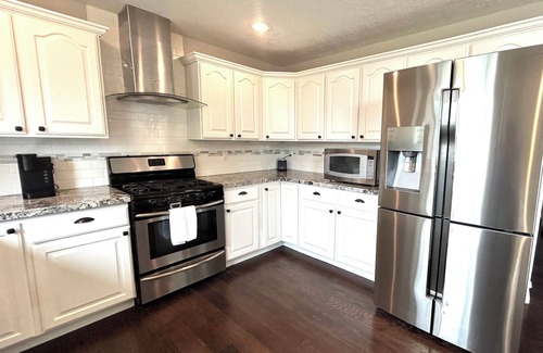 South Jordan House | Spacious Gathering Place 2x Living Rooms & Dining Rooms + Fenced Private Yard