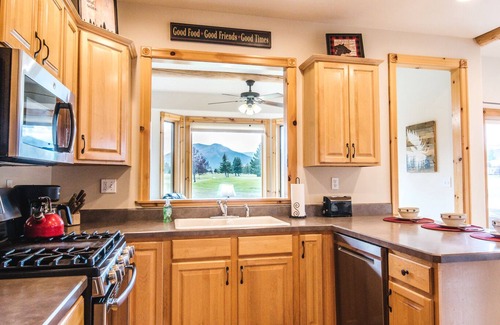 Red Lodge House | Spacious Golf Course Home Scenic Mt Views/HotTub/Stars/Ski/Hike/Golf/Family/WiFi