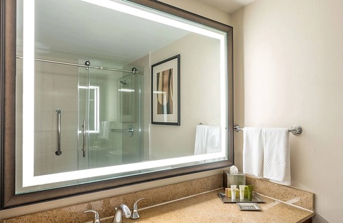 Alexandria West Hotel | Spacious Good-Value Accommodation! 4 Convenient Units, 2 Pools, Parking Onsite!