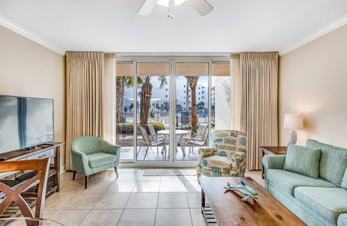 Fort Walton Beach Condo | Spacious Ground-Floor Condo w/ Shared Pool, Beach Service & Great View!