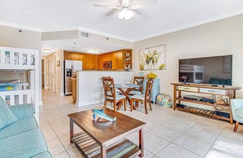 Fort Walton Beach Condo | Spacious Ground-Floor Condo w/ Shared Pool, Beach Service & Great View!