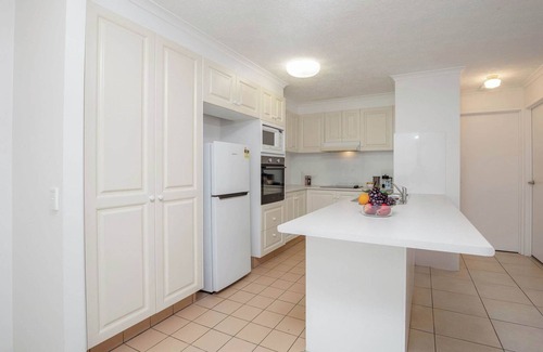 Burleigh Heads Apartment | Spacious Ground Floor Retreat by Burleigh Beach