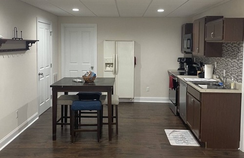 Cornerstone House | Spacious Guest Suite near LU and Airport