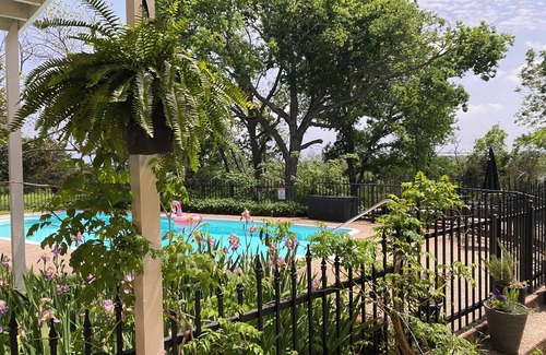 Weatherford Cottage | Spacious guesthouse located in the heart of Weatherford.