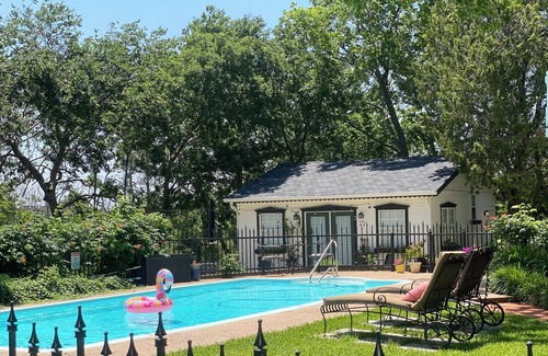 Weatherford Cottage | Spacious guesthouse located in the heart of Weatherford.