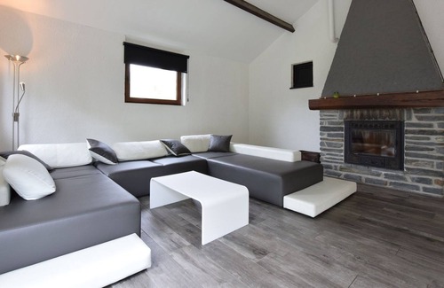 Beausaint House | Spacious Holiday Home La Roche-en-Ardenne withPool