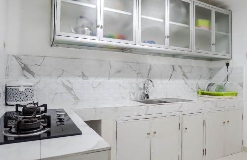 Suko Manunggal Apartment | Spacious High Floor 2BR at Taman Beverly Apartment By Travelio