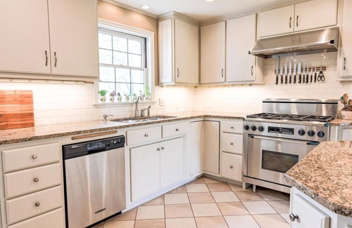 Newark House | Spacious historic Colonial Manor with sprawling manicured lawns & mature trees.