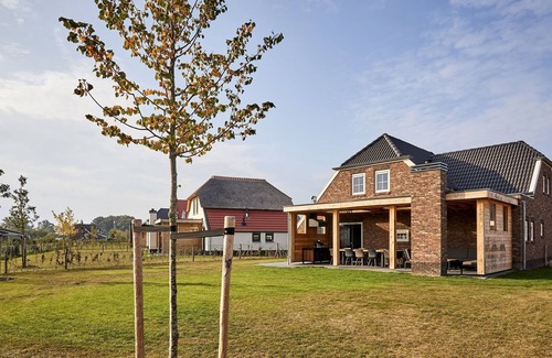 Roggel Villa | Spacious holiday home with a covered terrace