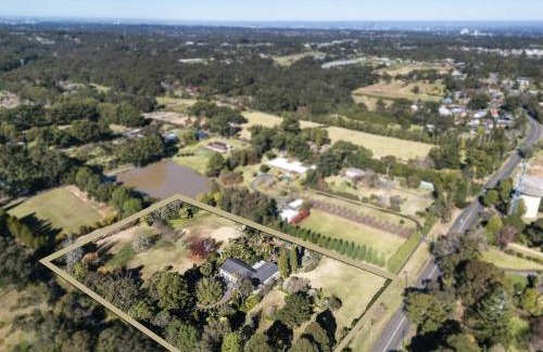 Dural House | Spacious Holiday House in Dural with Tennis Court