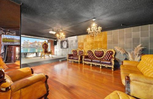 Dural House | Spacious Holiday House in Dural with Tennis Court